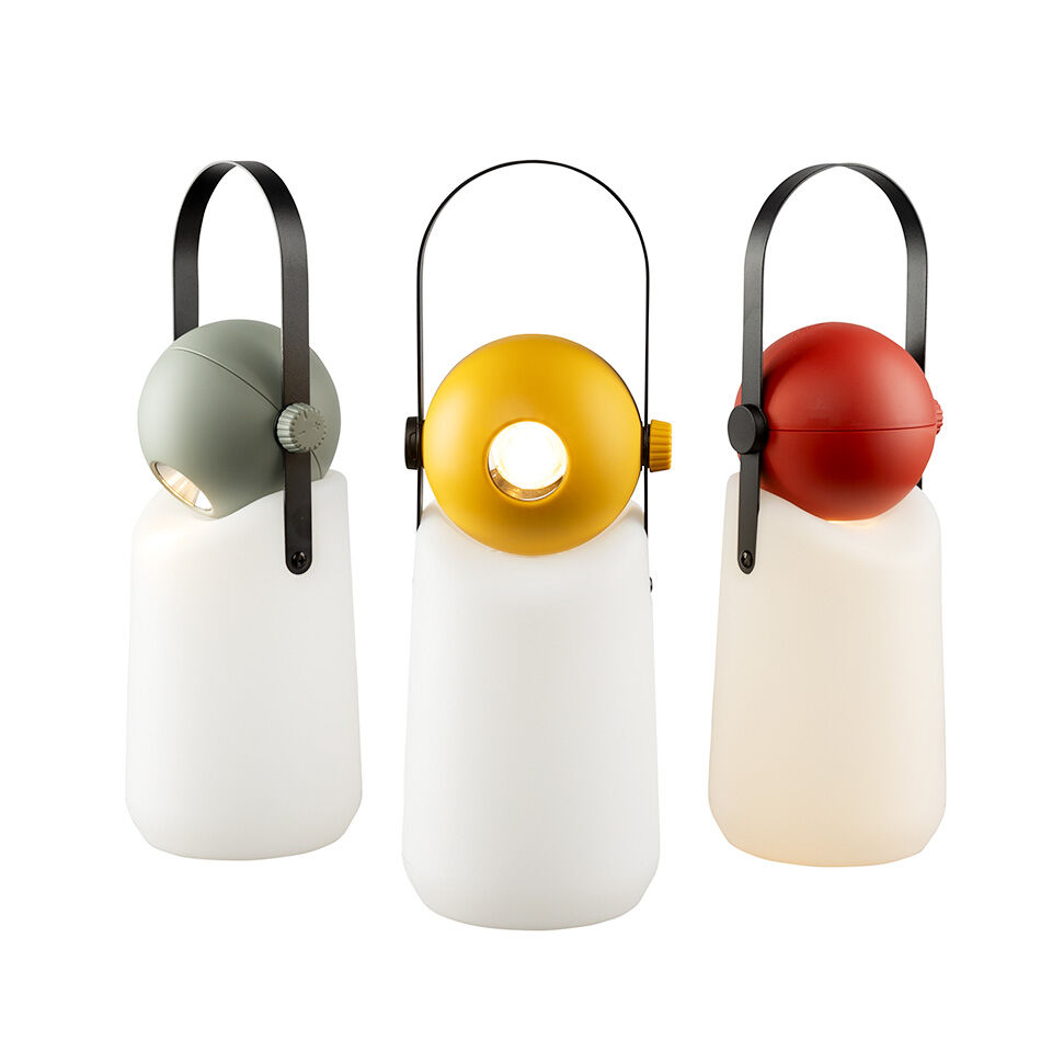 Drei moderne tragbare Lampen mit stilvollen, verstellbaren Designs. Jede Lampe hat eine unterschiedlich farbige Kappe in Gelb, Rot und Grau, und sie alle besitzen einen schwarzen Tragegriff. Ideal für verschiedene Anlässe und Dekorationszwecke.