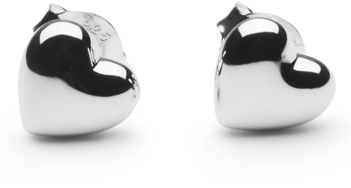 Zwei silberfarbene Ohrstecker in Herzform liegen nebeneinander auf weißem Hintergrund. Die Schmuckstücke wirken glänzend und schlicht, ideal als romantisches Geschenk oder modisches Accessoire.