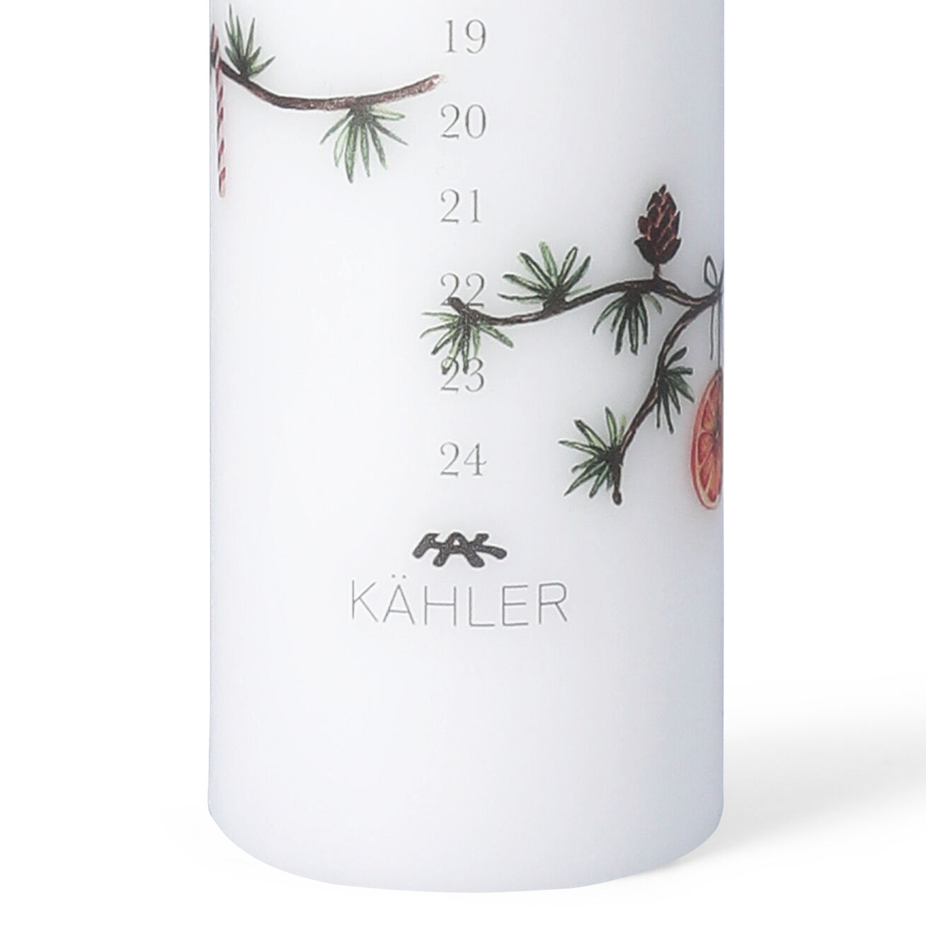 Weiße Adventskalenderkerze mit filigranen Tannenzweigen, getrockneten Orangenscheiben und nummerierten Tagesmarkierungen von 1 bis 24. Unten ist das Herstellerlogo ‚Kähler‘ aufgedruckt. Ideal als festliche Dekoration in der Adventszeit.
