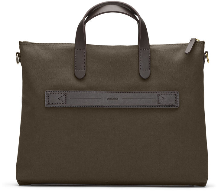 Olivgrüne Laptop-Tasche BRIEF mit braunen Griffen und einem goldenen Reißverschluss. Die Tasche ist schlank und modern gestaltet, ideal für Geschäftsleute und Reisende.