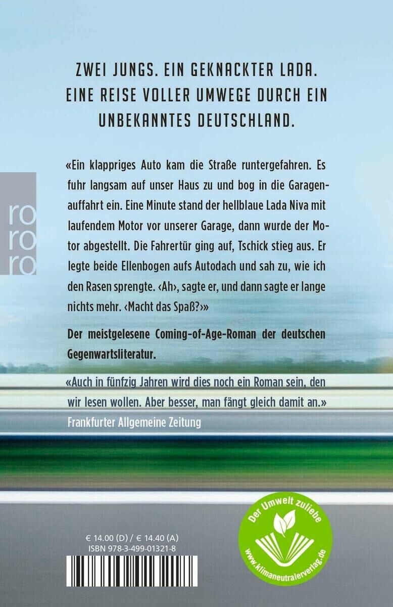 Das Bild zeigt die Buchrückseite von 'Tschick' geschrieben von Wolfgang Herrndorf, veröffentlicht von Rowohlt Verlag. Das Cover ist in verschiedenen Blau- und Grüntönen gehalten und enthält einen Buchauszug sowie Kritiken. Das Logo des Verlages und ein Umweltzeichen befinden sich ebenfalls darauf.