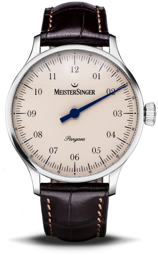 MeisterSinger ZEIT-Sonderedition »Pangaea« ist eine elegante Einzeigeruhr mit Edelstahlgehäuse und braunem Lederarmband. Das weiße Zifferblatt trägt das MeisterSinger-Logo und blaue Details.