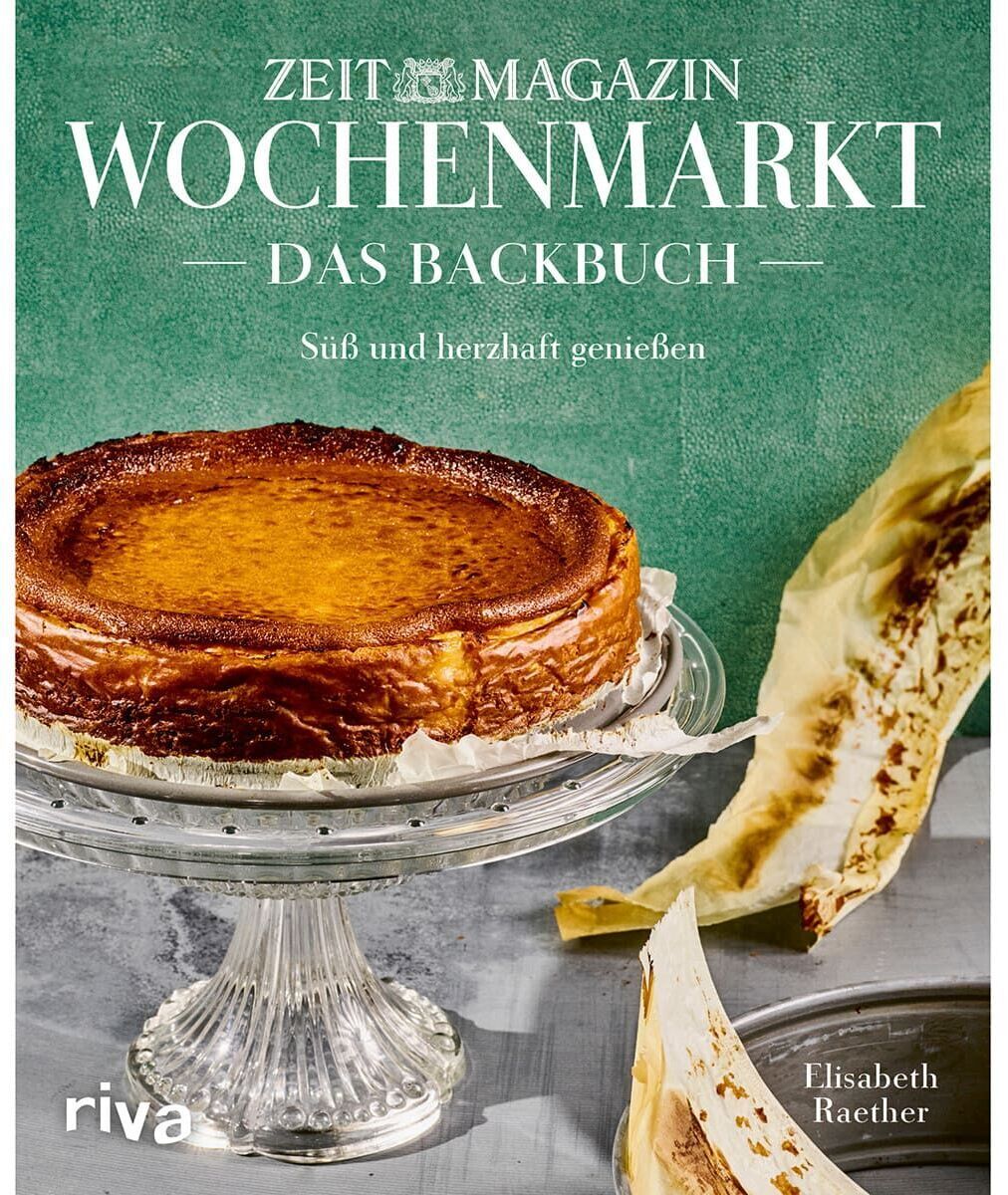 Cover des Buches »Wochenmarkt-Backbuch«, zeigt eine Nahaufnahme eines goldbraunen Kuchens auf einer gläsernen Tortenplatte vor einem grünen Hintergrund. Auf dem Cover befinden sich der Titel des Buches sowie der Name der Autorin Elisabeth Raether und des Verlages riva.