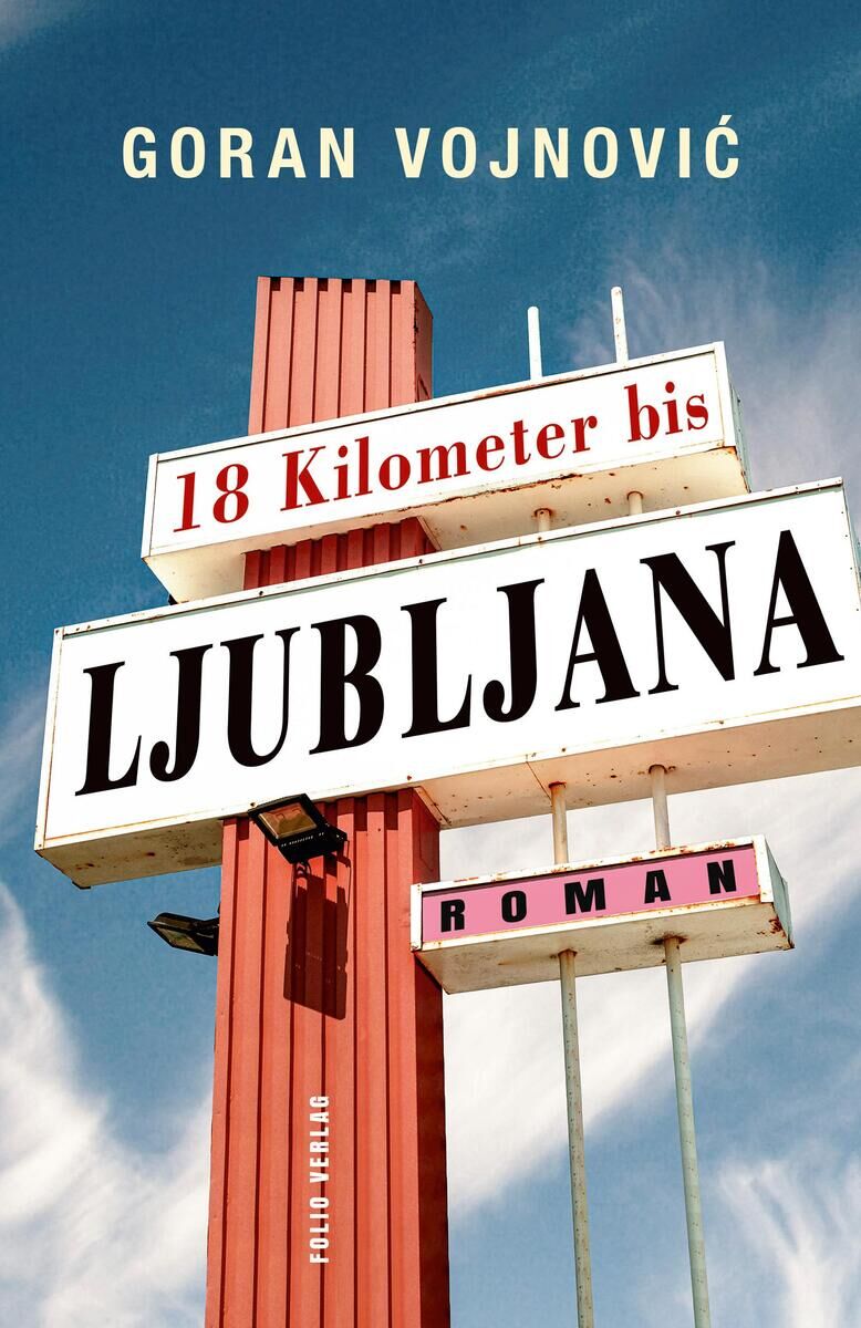 Buchcover von '18 Kilometer bis Ljubljana' von Goran Vojnović. Ein rot-weißes Schild zeigt den Titel des Buches, vor einem blauen Himmel.