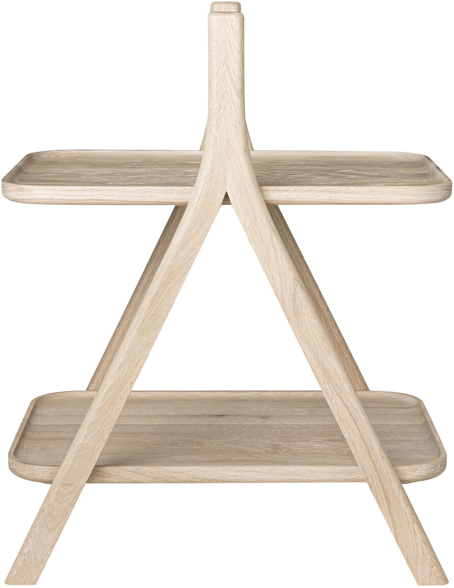 Rechteckiger Beistelltisch "ETA" von blomus aus heller Eiche, zwei Ablageflächen, modernes, skandinavisches Design mit seitlichen, schräg verlaufenden Beinen, klare Linien, minimalistischer Stil, alle Kanten abgerundet. Tisch steht auf weißem Hintergrund.