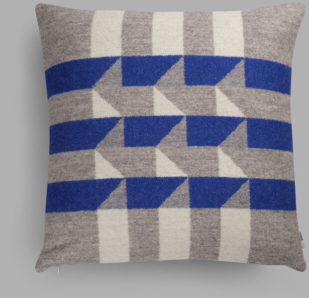 Kissen »KVAM«, ein quadratisches Kissen mit geometrischen Mustern in Blau, Weiß und Grau auf grauem Hintergrund.