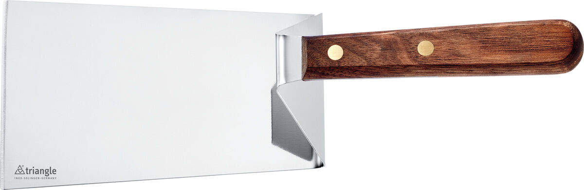 Auf weißem Hintergrund liegt eine 15 cm lange Plancha Palette der Marke triangle, gefertigt aus dunkelbraunem Nussbaumholz mit silbernem Edelstahlblatt. Das Design ist schlicht und hochwertig, die Holzmaserung ist klar sichtbar. Für professionelle und Hobbyköche geeignet.