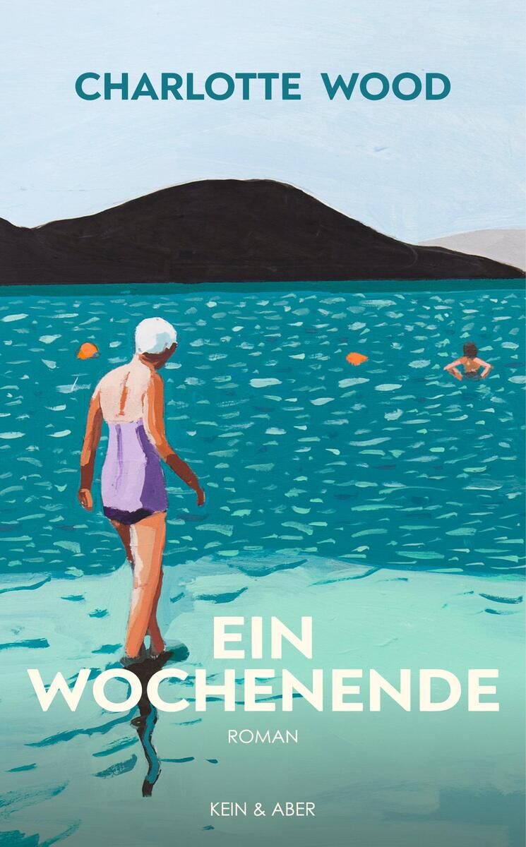 Ein Buchcover des Romans 'Ein Wochenende' von Charlotte Wood. Es zeigt eine Frau im Badeanzug, die am Rand eines blauen Gewässers steht, mit Bergen im Hintergrund. Der Himmel ist klar und die Szene wirkt friedlich und entspannend.