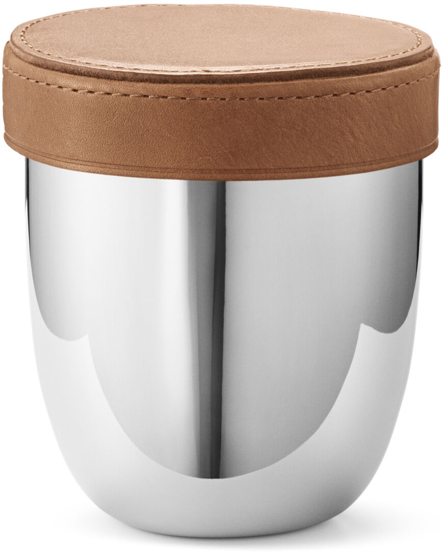 Ein eleganter Würfelbecher aus Metall mit einem braunen Lederdeckel, geeignet für Gesellschaftsspiele und besondere Anlässe.