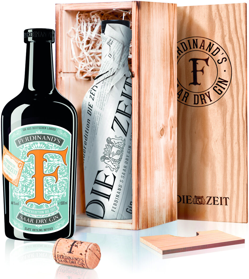 Eine Flasche Ferdinand's Saar Dry Gin in einer Sonderedition von ZEIT, präsentiert in einer Holzkiste mit beigelegtem Korken und Papierverpackung.