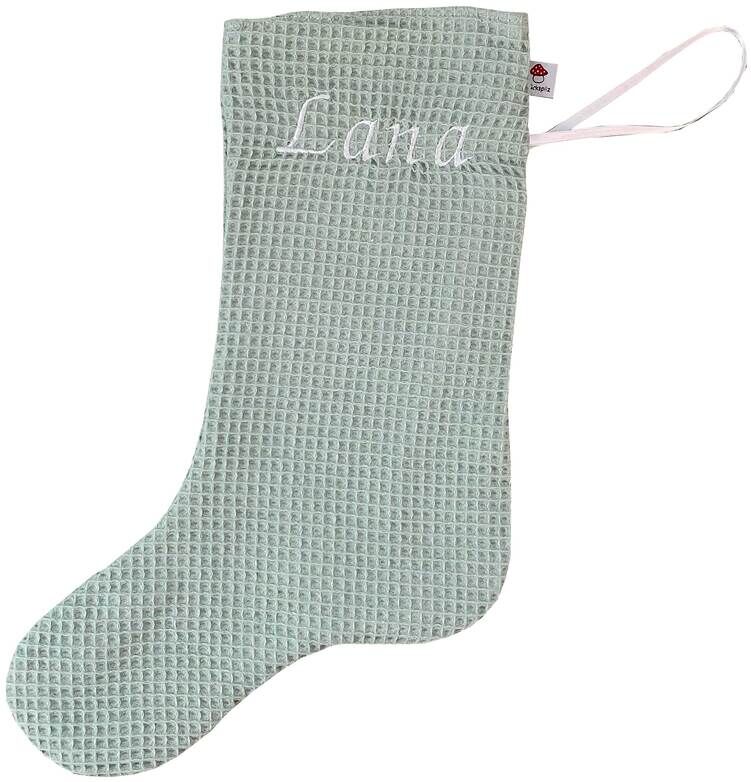 Eine grüne, personalisierbare Nikolaussocke mit der Aufschrift 'Lara'. Die Socke hat eine Textur im Waffelmuster und einen weißen Aufhänger.