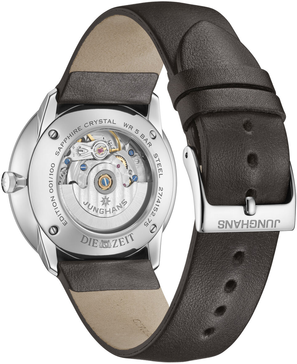 Rückansicht einer Junghans Automatikuhr der ZEIT-Sonderedition »Meister fein Automatic«, die das durchsichtige Gehäuse, das Uhrwerk und das schwarze Lederarmband zeigt.