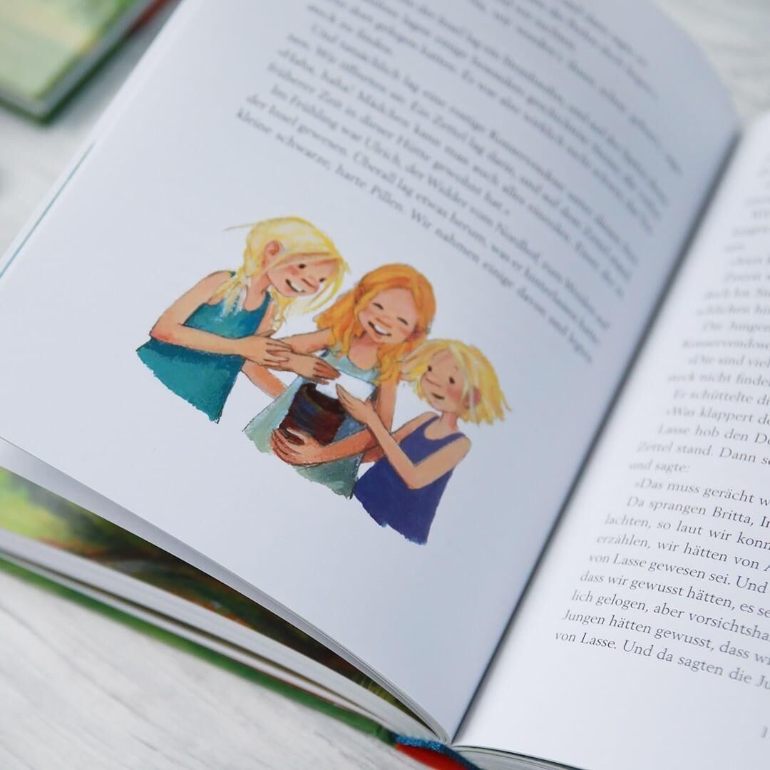 Aufgeschlagenes Buch mit einer farbigen Illustration von drei lachenden Kindern, eine blonde, ein rothaariges und ein weiteres blondes Mädchen, die ein Glas in der Hand halten. Text ist auf der rechten Seite des Buches sichtbar.