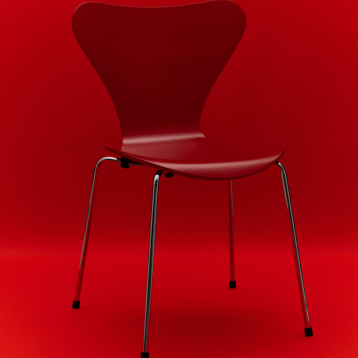 Der Stuhl "Serie 7" Edition Verner Panton von Fritz Hansen steht vor rotem Hintergrund. Er hat eine lackierte, geschwungene Sitzschale aus Buchenfurnier in Rot und ein filigranes Gestell aus verchromtem Stahlrohr mit schwarzen Gleitern an den Füßen.