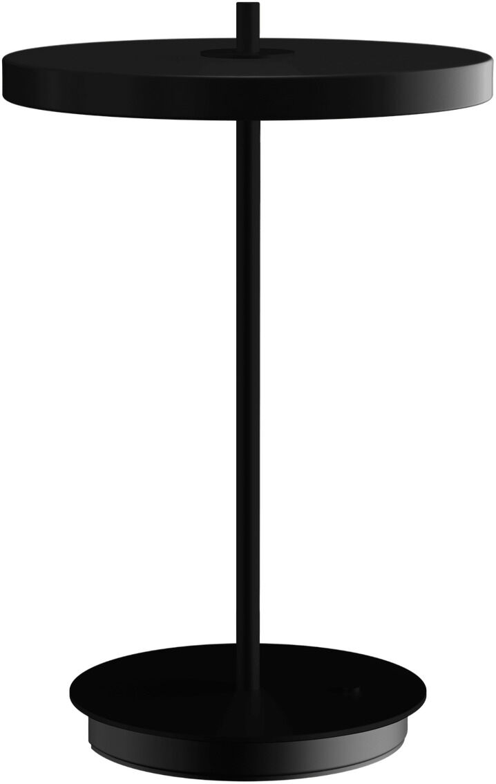 Die Abbildung zeigt eine moderne, schwarze Tischlampe des Modells Asteria Move mit flachem, rundem Lampenschirm und schlichtem, minimalistischem Design. Die Lampe steht frei auf einer runden Basis vor weißem Hintergrund.