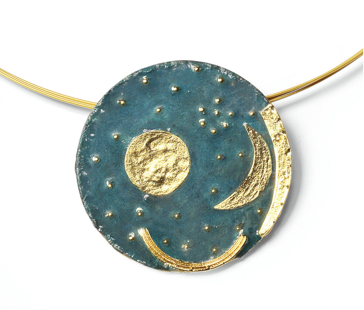 Collier von Petra Waszak mit rundem Anhänger, inspiriert von der Himmelsscheibe von Nebra. Der Anhänger zeigt goldene Ornamente auf grün-türkisem Untergrund, mit feinen goldenen Punkten und Formen, und wird von einer schlichten goldfarbenen Kette gehalten.