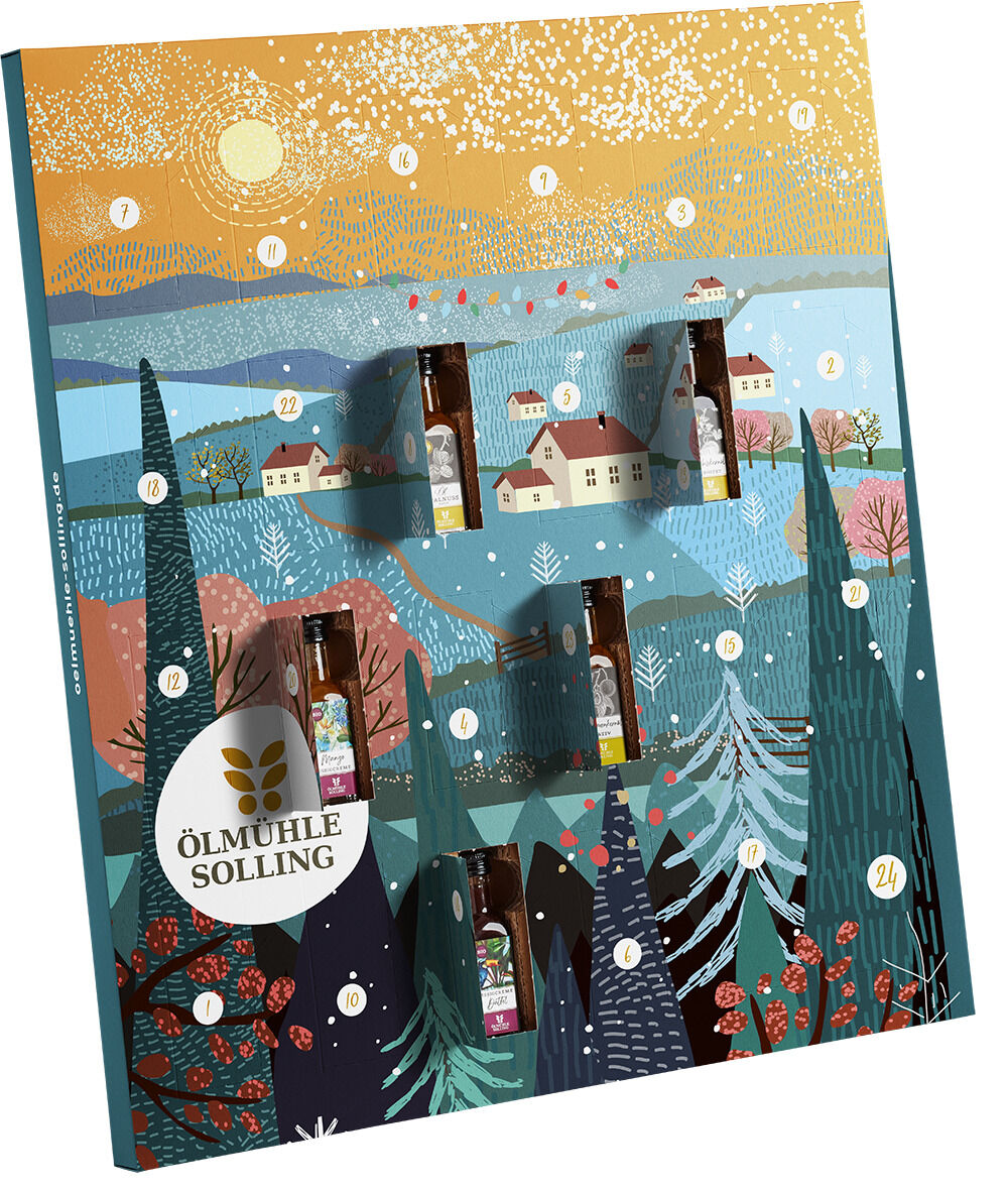 Adventskalender »Winterlandschaft« von Ölmühle Solling, detailreiche Winterlandschaft mit Dorf, verschneite Bäume und Himmel. 24 nummerierte Türchen, teils geöffnet und dahinter kleine Flaschen sichtbar. Farbenfrohes, stimmungsvolles Design, große Fläche, winterlich.