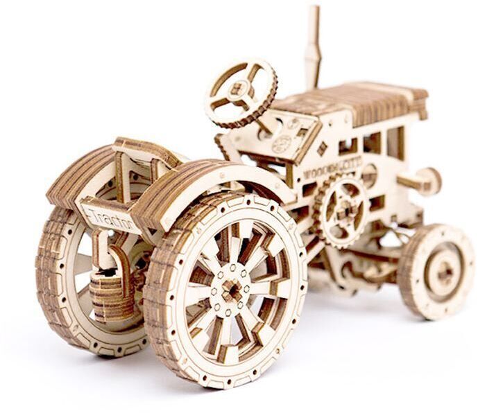 Ein 3D-Holzmodell eines Traktors mit hölzernen Zahnrädern und detaillierten Teilen. Das Modell besteht aus hellem Naturholz und zeigt feine mechanische Strukturen.