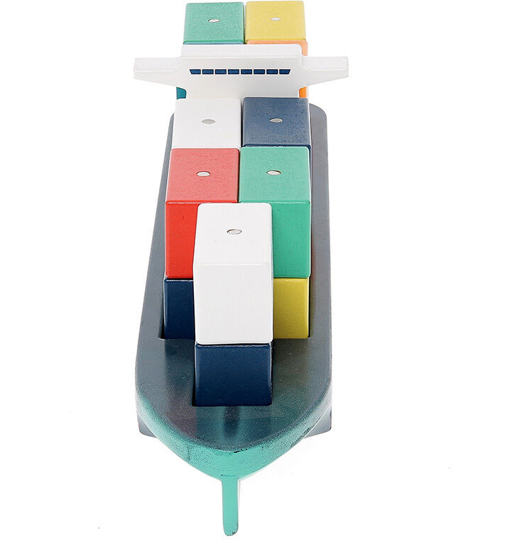 Ein detailgetreues Container Schiff Spielzeug aus Holz. Das Schiff enthält bunt bemalte Container in Blau, Rot, Weiß, Grün und Gelb. Es ist ein umweltfreundliches und bildendes Spielzeug, ideal für Kinder.