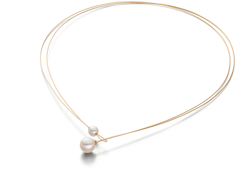 Elegantes Collier aus Süßwasserzuchtperlen und vergoldetem Edelstahl von Eva Strepp. Die Perlen sind an einer feinen, goldfarbenen Kette arrangiert, die in hellem Licht glänzt. Das Schmuckstück wirkt hochwertig und modern, ideal für besondere Anlässe.