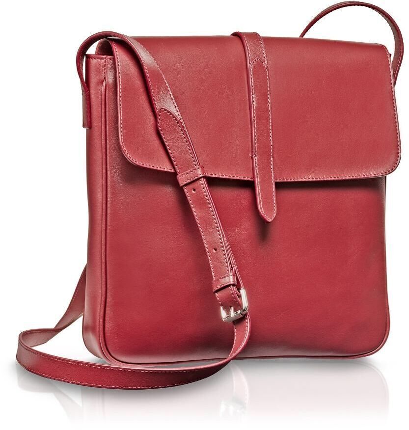 Eine rote Leder-Umhängetasche im Saddle Bag-Stil. Sie hat einen verstellbaren Schulterriemen und eine überlappende Klappe vorne.