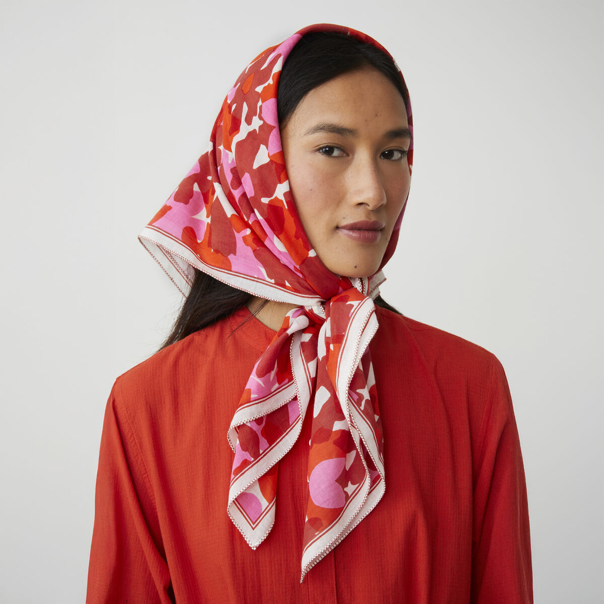 Quadratisches Baumwolltuch von MOISMONT, Modell "No. 819", aus 100% Baumwolle. Florales Seerosenmuster in Pastellfarben auf weißem Grund, mit kontrastierendem weißem Rand und feiner Zickzack-Kante. Leichter, weicher Stoff in 90 x 90 cm Größe, elegant und hochwertig verarbeitet.