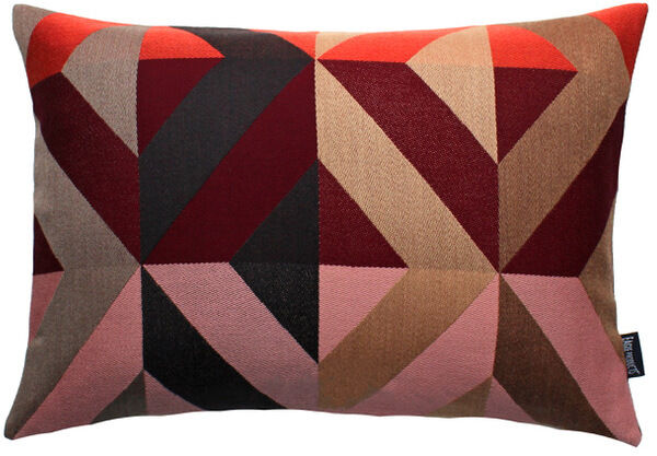 Kissenhülle »Orlando« 40x60cm mit einem geometrischen Muster in Rot-, Orange-, Braun-, Schwarz- und Beigetönen.