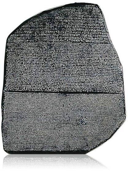 Ein Bild des Rosetta-Steins, einer großen, grauen Steintafel mit feinen, dicht geschriebene Hieroglyphen, demotischer und griechischer Schriftformen.