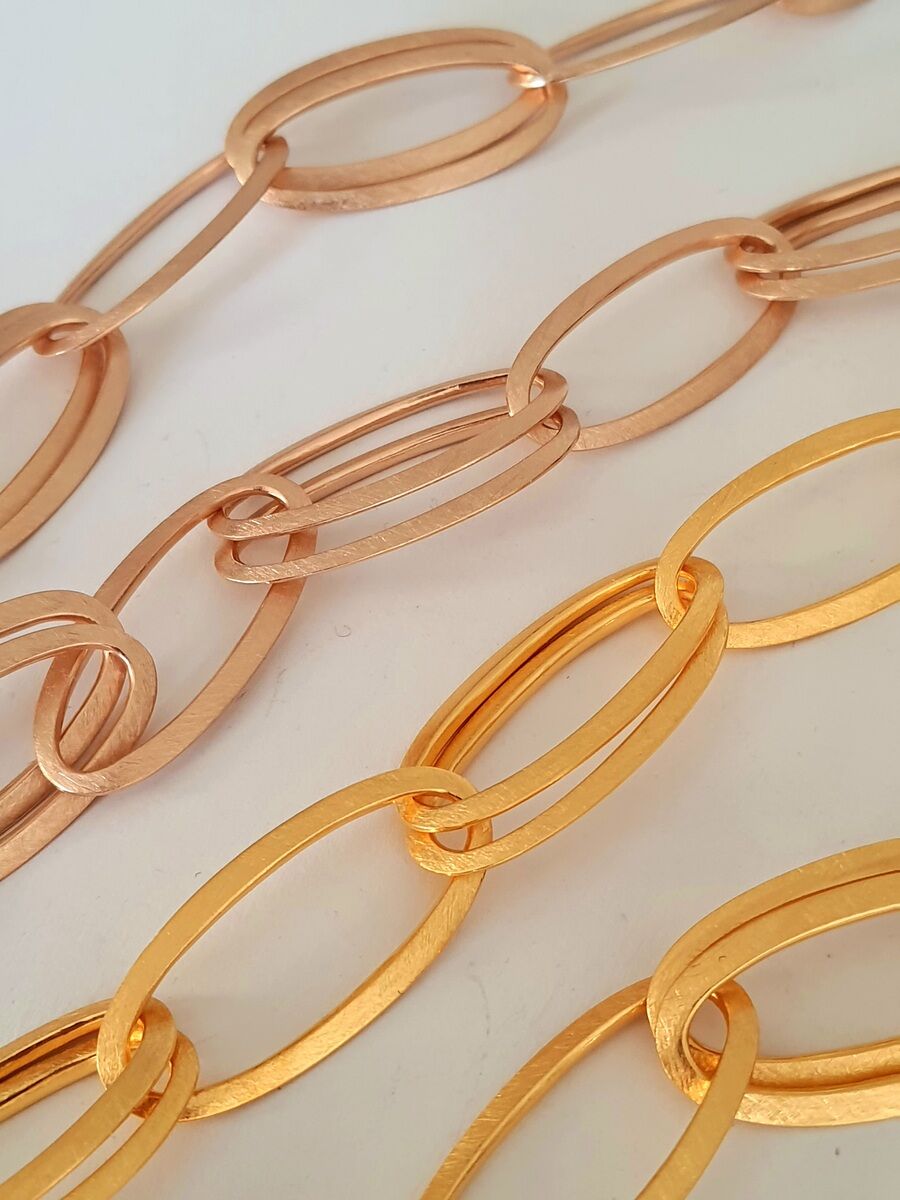 Roségoldenes und goldenes Armband im minimalistischen Kettendesign auf weißem Hintergrund.