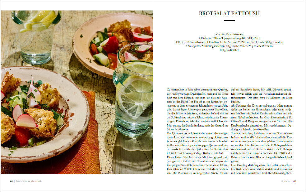 Eine aufgeschlagene Doppelseite des Kochbuchs »Frisch vom Wochenmarkt«, die ein Rezept für Brotsalat Fattoosh zeigt. Links ein Bild des Salats in einer Schüssel mit Radieschen, Gurke und Brotstücken. Rechts das Rezept in Textform.