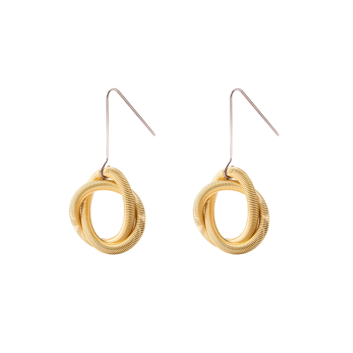 Zwei moderne, filigrane Ohrringe der Marke la molla, Modell „Oh Tress Gold“. Die Ohrringe bestehen aus ineinander verschlungenen, goldfarbenen Edelstahlfedern mit schlichtem Haken. Der Hintergrund ist weiß, das Design wirkt leicht, elegant und architektonisch.