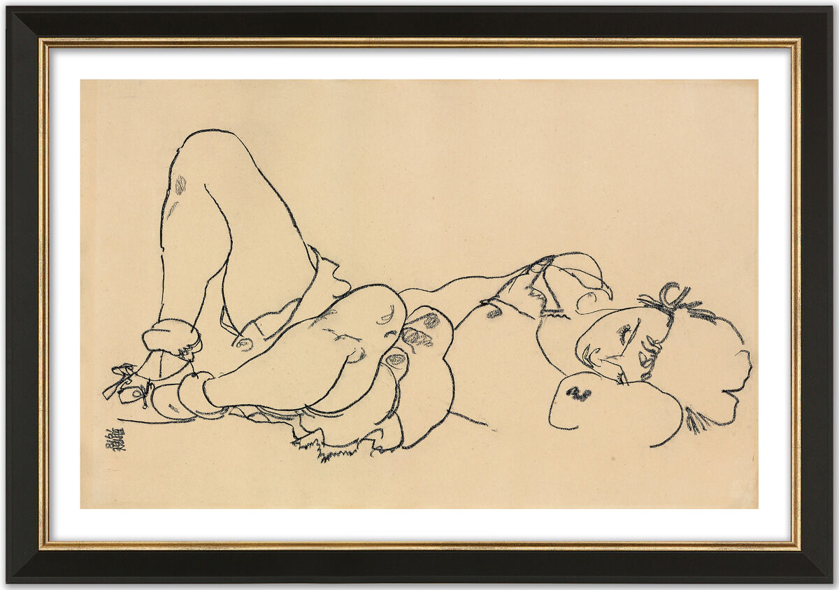 Ein gerahmtes Kunstwerk von Egon Schiele mit dem Titel »Liegende« aus dem Jahr 1918. Das Bild zeigt eine nackte liegende Figur in schwarz-weißer Zeichnung auf beigem Hintergrund.