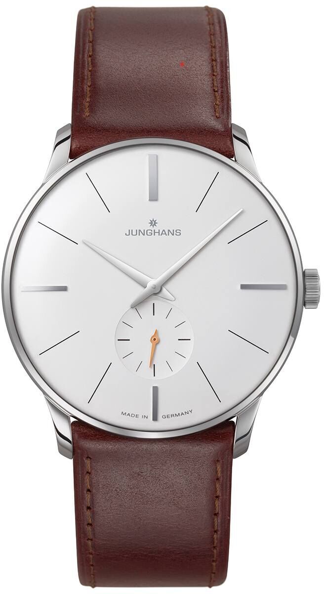 Die ZEIT-Sonderedition »Meister Handaufzug« von Junghans ist eine elegante Armbanduhr mit einem weißen Zifferblatt, silbernen Zeigern und einem braunen Lederarmband. Die Uhr hat ein schlichtes und zeitloses Design.