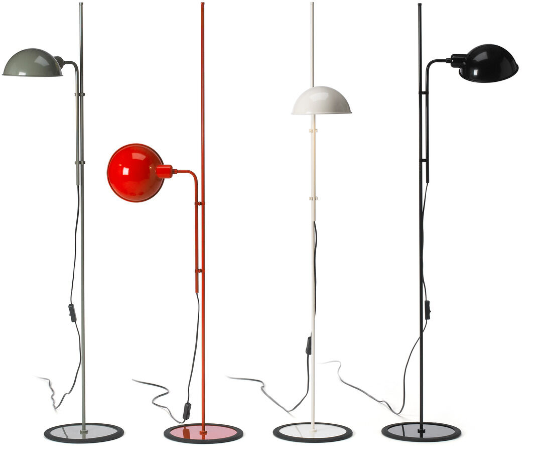 Vier Stehleuchten des Modells »Funiculi« in den Farben Grau, Rot, Weiß und Schwarz. Jede Leuchte hat ein minimalistisches Design mit einem runden Sockel, einem schmalen Schaft und einem halbkugeligen Lampenschirm. Die Lampen sind in der Höhe verstellbar und drehbar, ideal für modernes Interieur.