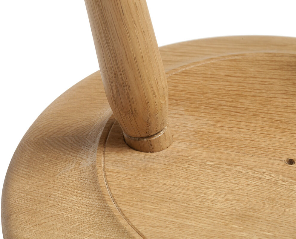 Nahaufnahme eines runden Holzschemels aus hellem, naturfarbenem Holz. Der Schemel hat eine glatte Oberfläche und stabile Beine.