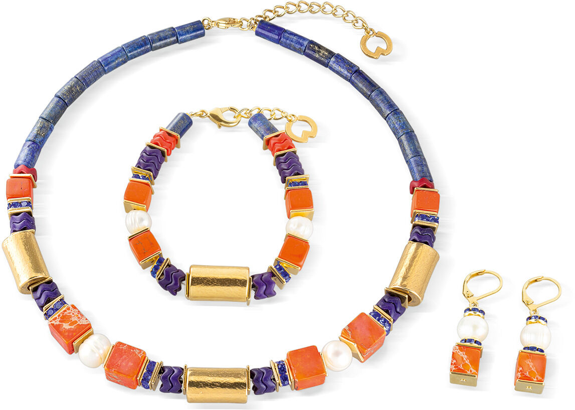 Ein elegantes Schmuckset von Petra Waszak namens 'Schmuckset Soleil Levant', bestehend aus einer Halskette, einem Armband und einem Paar Ohrringen. Das Set kombiniert blaue, orange, goldene, weiße und lila Elemente in einem luxuriösen Design.