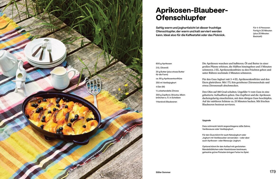 Eine Seite aus dem Kochbuch 'Einfach Urlaub' von Paul Stevan. Das Bild zeigt einen gedeckten Sommertisch im Garten mit einem fruchtigen Ofenschlupfer aus Aprikosen und Blaubeeren, einer bunten Tischdecke und Geschirr.