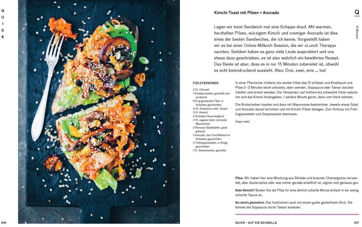 Das Bild zeigt zwei Scheiben Körnerbrot, die mit einer Mischung aus Avocado, Pilzen und anderen Gemüsesorten belegt sind. Daneben ist ein aufgeschlagenes Kochbuch abgebildet, das beschreibt, wie das Gericht zubereitet wird.