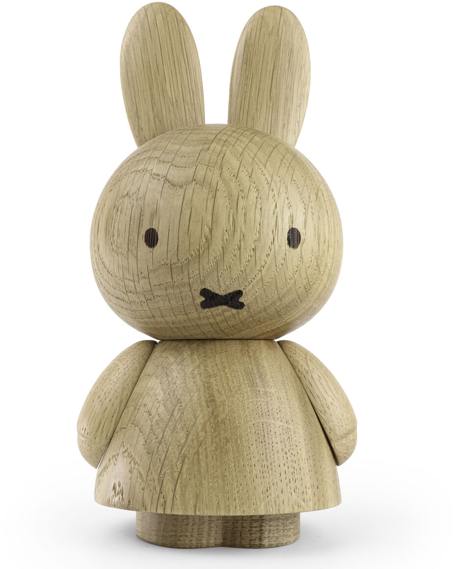 Auf der Abbildung ist eine sorgfältig gearbeitete Holzfigur der Marke Boyhood zu sehen, die Miffy, den bekannten Hasen, darstellt. Die Figur hat eine natürliche Holzmaserung, stehende Ohren und ein minimalistisches Gesicht mit schwarzen Augen und Kreuzmund. Der Hintergrund ist vollständig weiß.