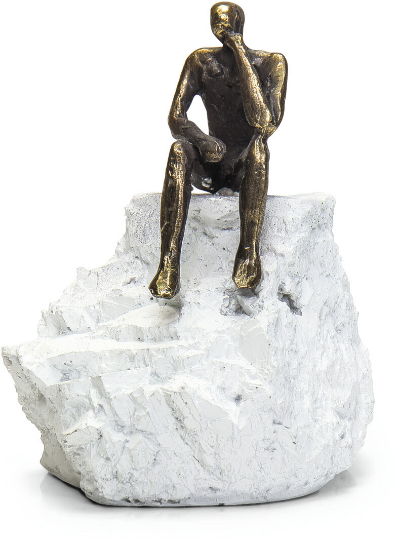 Eine Skulptur namens "Der Denker" von Gerard, die eine nachdenkliche Figur in Bronze zeigt, die auf einem weiß-grauen Stein sitzt. Geeignet für Kunstliebhaber und Sammler.