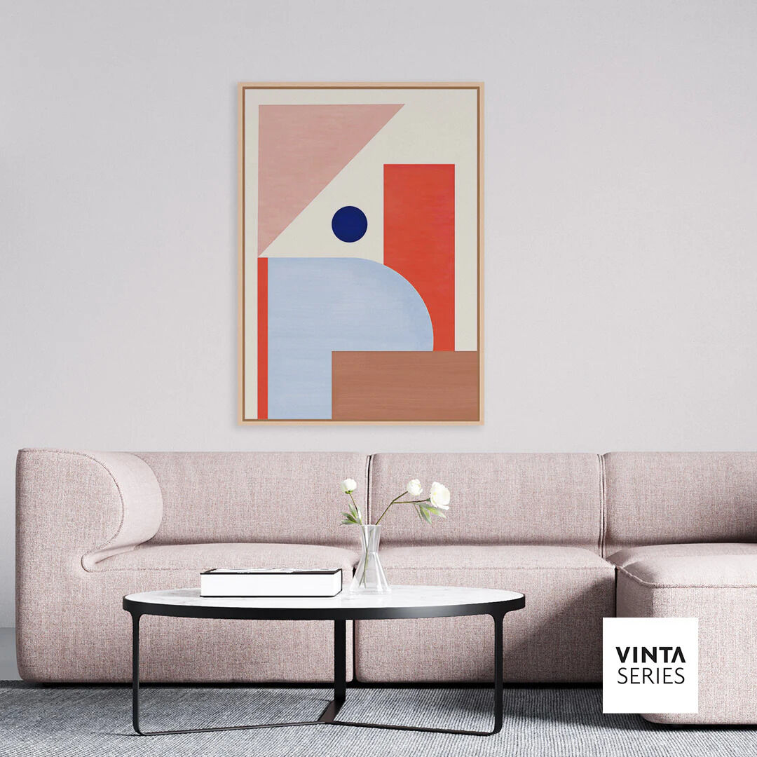 Modernes Leinwandbild mit abstrakten geometrischen Formen in Pastellfarben, bestehend aus Kreisen und Rechtecken, gerahmt an einer hellen Wand über einem hellgrauen Sofa. Das Bild vermittelt einen minimalistischen, skandinavischen Wohnstil und ist als dekoratives Wandbild für Wohnzimmer geeignet.