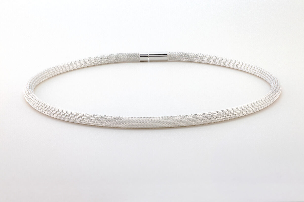 Silbernes Collier der Linie »Milanaise« mit feiner Struktur und dezenter Schnalle auf weißem Hintergrund.