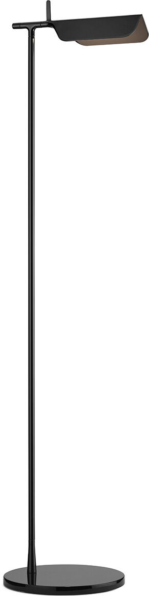 Eine schlanke, moderne Stehlampe aus schwarzen Metall. Die Leuchte steht auf einem runden Fuß und hat einen geraden, funktionalen Aufbau.