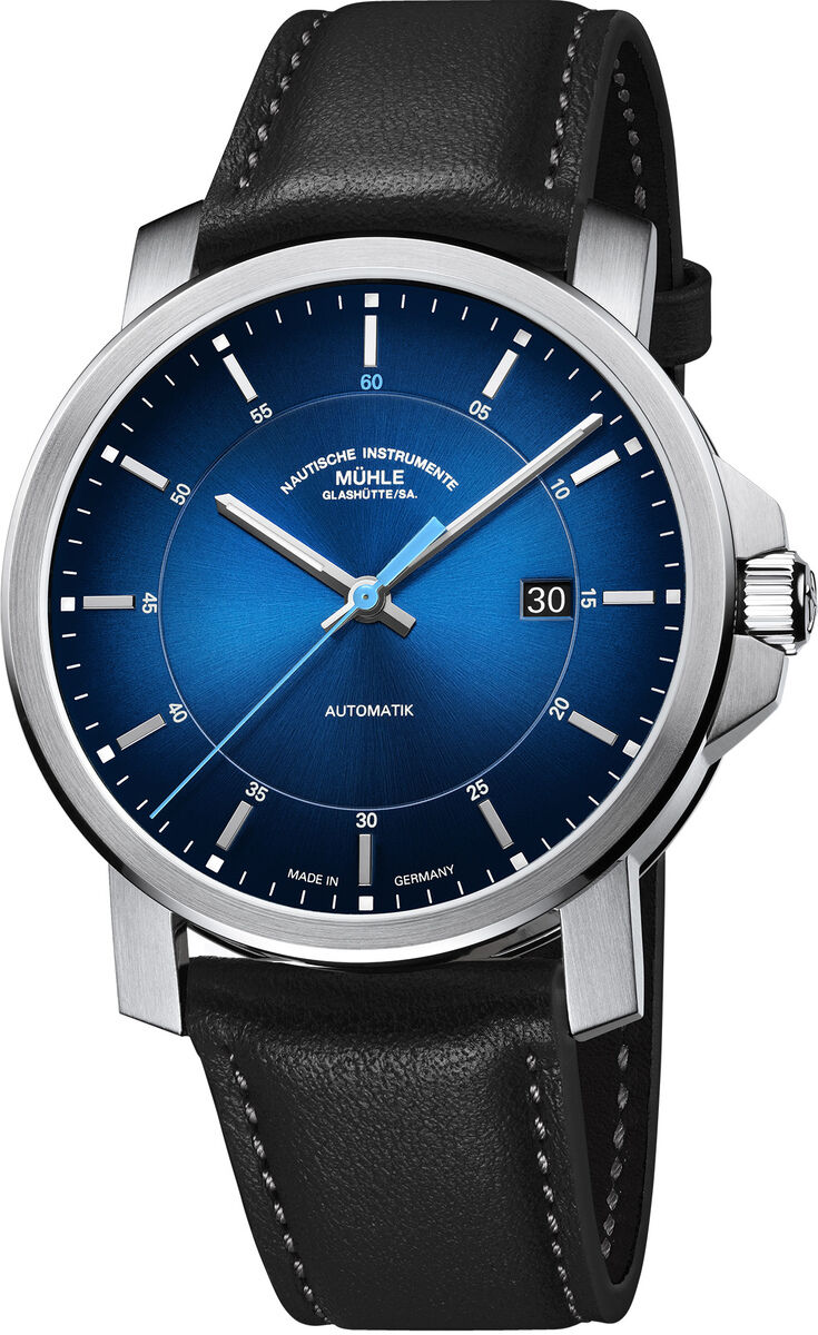 Die ZEIT-Sonderedition Automatikuhr »29er« Casual (2026) von Mühle-Glashütte zeigt ein glänzendes, tiefblaues Zifferblatt mit weißen Indizes, Datum bei drei Uhr, silberfarbenes Edelstahlgehäuse und schwarzes Lederarmband; edel und sportlich zugleich, limitiert auf 100 Stück.