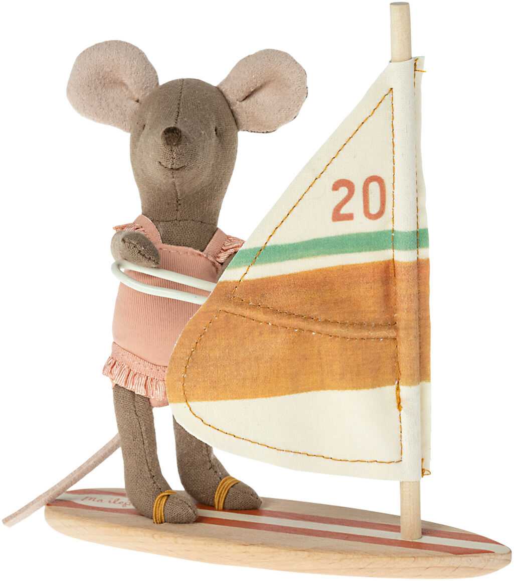Stoffmaus als Surferin auf einem Surfbrett, mit einem orange-weiß-grün gestreiften Segel. Die Maus trägt ein rosa Kleid und balanciert auf dem Brett. Perfekt als dekoratives Element oder Spielzeug.