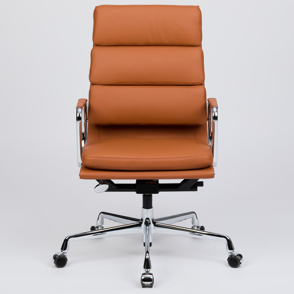 Eleganter Schreibtischstuhl der ZEIT-Sonderedition »Vitra Soft Pad EA219« von Vitra, vollständig mit cognacfarbenem Leder bezogen, hoher Rücken, verchromtes Untergestell mit fünf Rollen, edle, gepolsterte Armlehnen, moderne Linienführung, exklusiv im ZEIT Shop erhältlich.