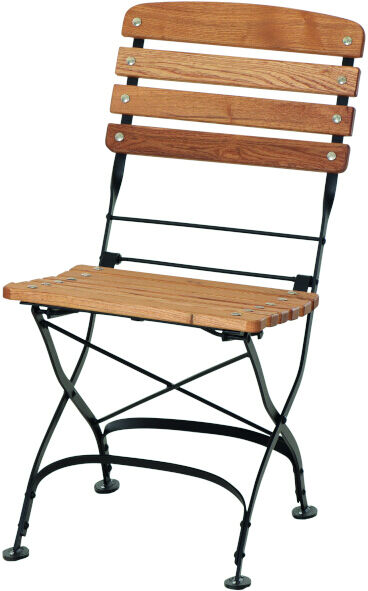 Ein Klappsessel mit einem Gestell aus schwarzem Metall und einem Sitz sowie einer Rückenlehne aus braunen Holzlatten.