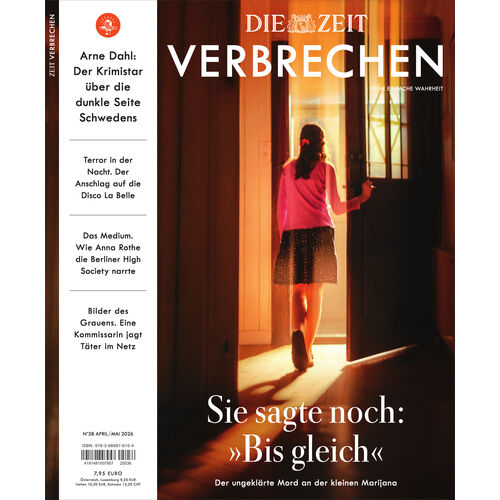 Cover des Magazins ZEIT VERBRECHEN: Eine junge Frau im rosa Oberteil und kurzem Rock steht im Licht eines geöffneten Türspalts, blickt ins Hausinnere. Oben der Titel, links Themen wie Schwedens Krimistars, Berliner High Society, Anschläge, unaufgeklärte Morde.