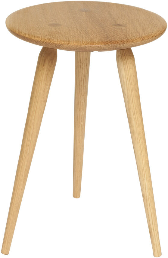 Ein schlichter, dreibeiniger Holzschemel aus hellbraunem Holz im skandinavischen Design.