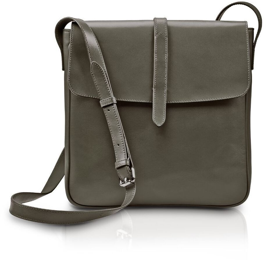 Eine minimalistische braungraue Umhängetasche aus Leder, bekannt als »Saddle Bag«. Die Tasche hat einen verstellbaren Schultergurt und eine Klappe mit Riemenverschluss.